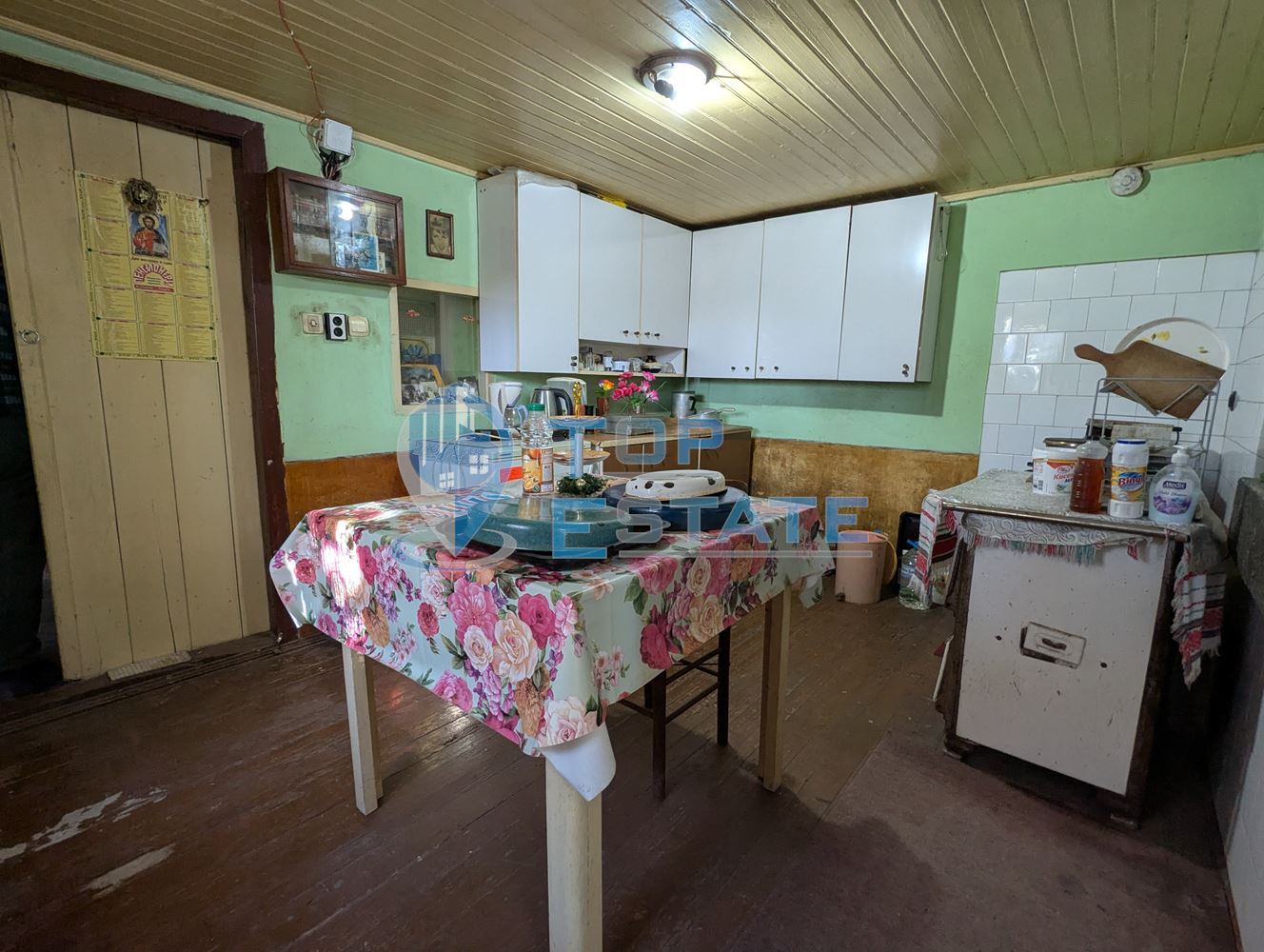 Двуетажна тухлена къща на главната улица в село Поликраище, област Велико Търново-0 Двуетажна тухлена къща на главната улица в село Поликраище, област Велико Търново - 0