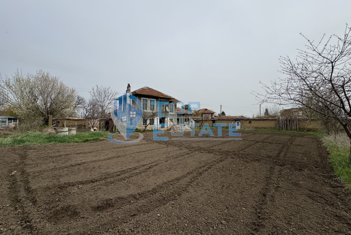 Двуетажна тухлена къща с кладенец в село Ресен, област Велико Търново - 0