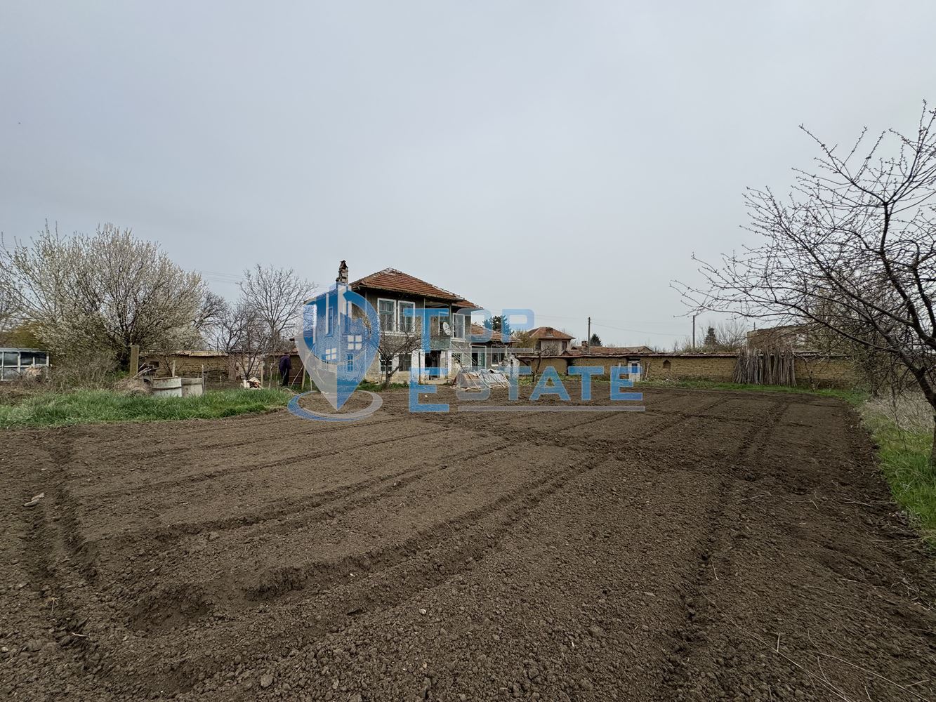 Двуетажна тухлена къща с кладенец в село Ресен, област Велико Търново - 0