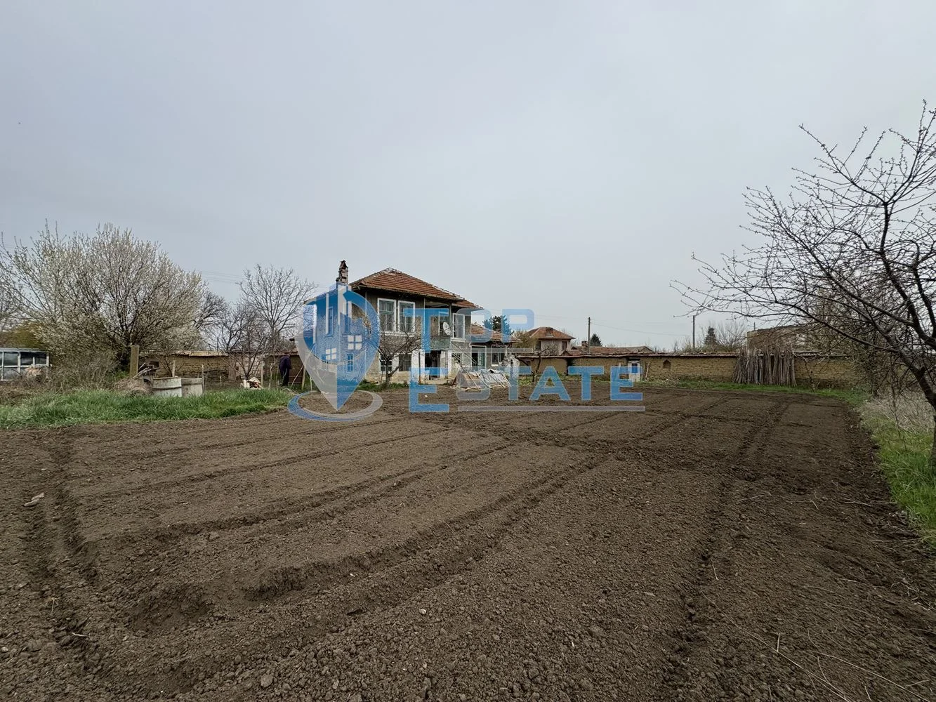 Двуетажна тухлена къща с кладенец в село Ресен, област Велико Търново - 0