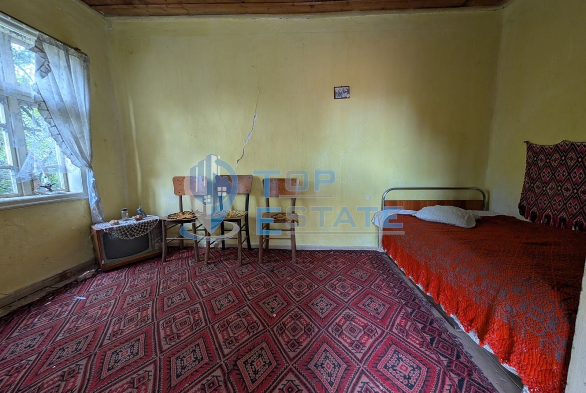 Двуетажна старинна къща с кладенец в село Малки Вършец - 0