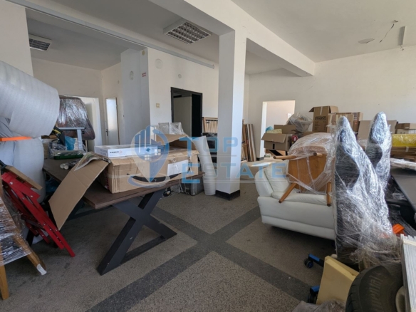 Промишлено помешение на центъра на село Първомайци, област Велико Търново - 0