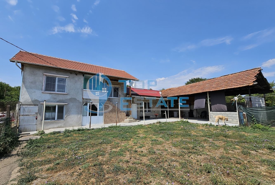 Двуетажна обзаведена и ремонтирана къща с три спални в село Страхилово, област Велико Търново - 0