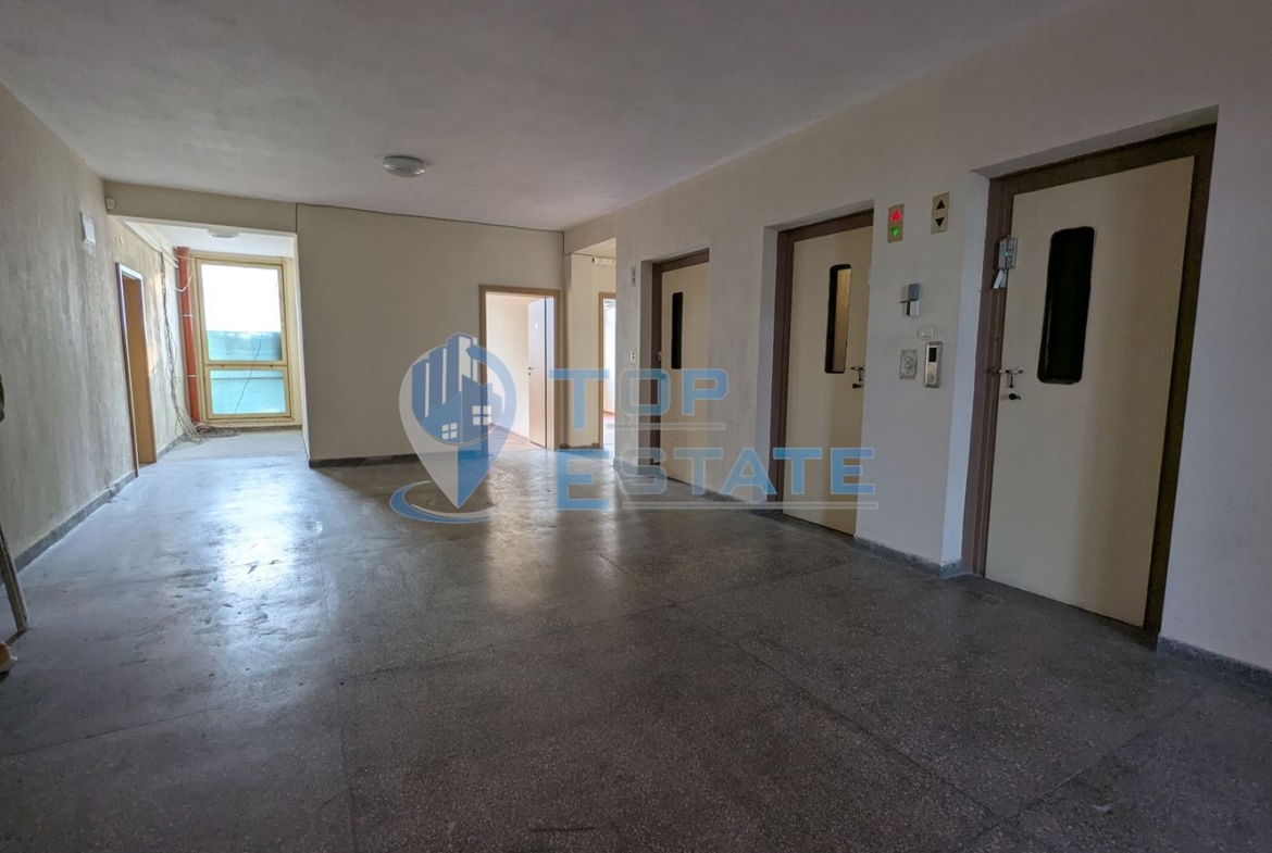 Поещения под наем в административна сграда на центъра в град Горна Оряховица, област Велико Търново - 0