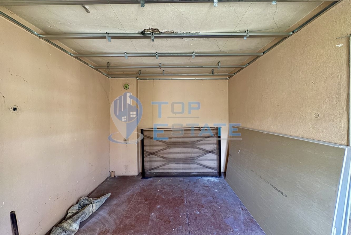 Двуетажна тухлена къща с кладенец в с. Михалци, област Велико Търново. - 0