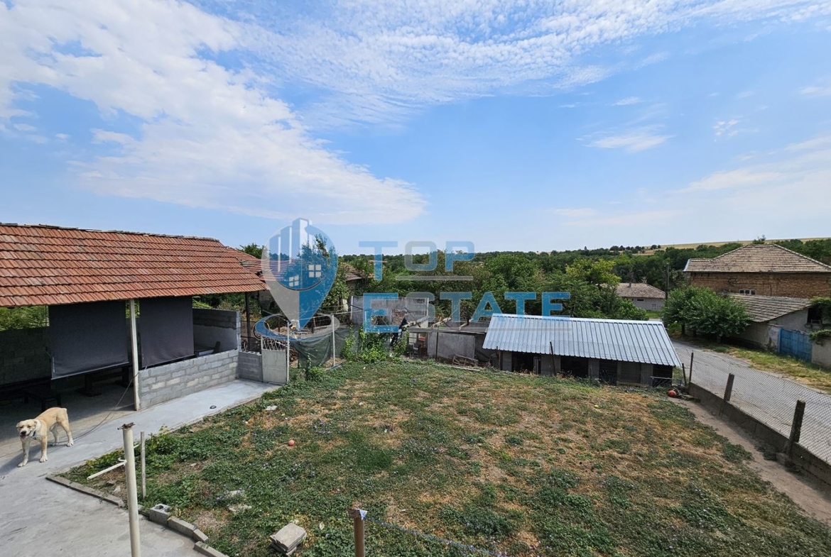 Двуетажна обзаведена и ремонтирана къща с три спални в село Страхилово, област Велико Търново - 0