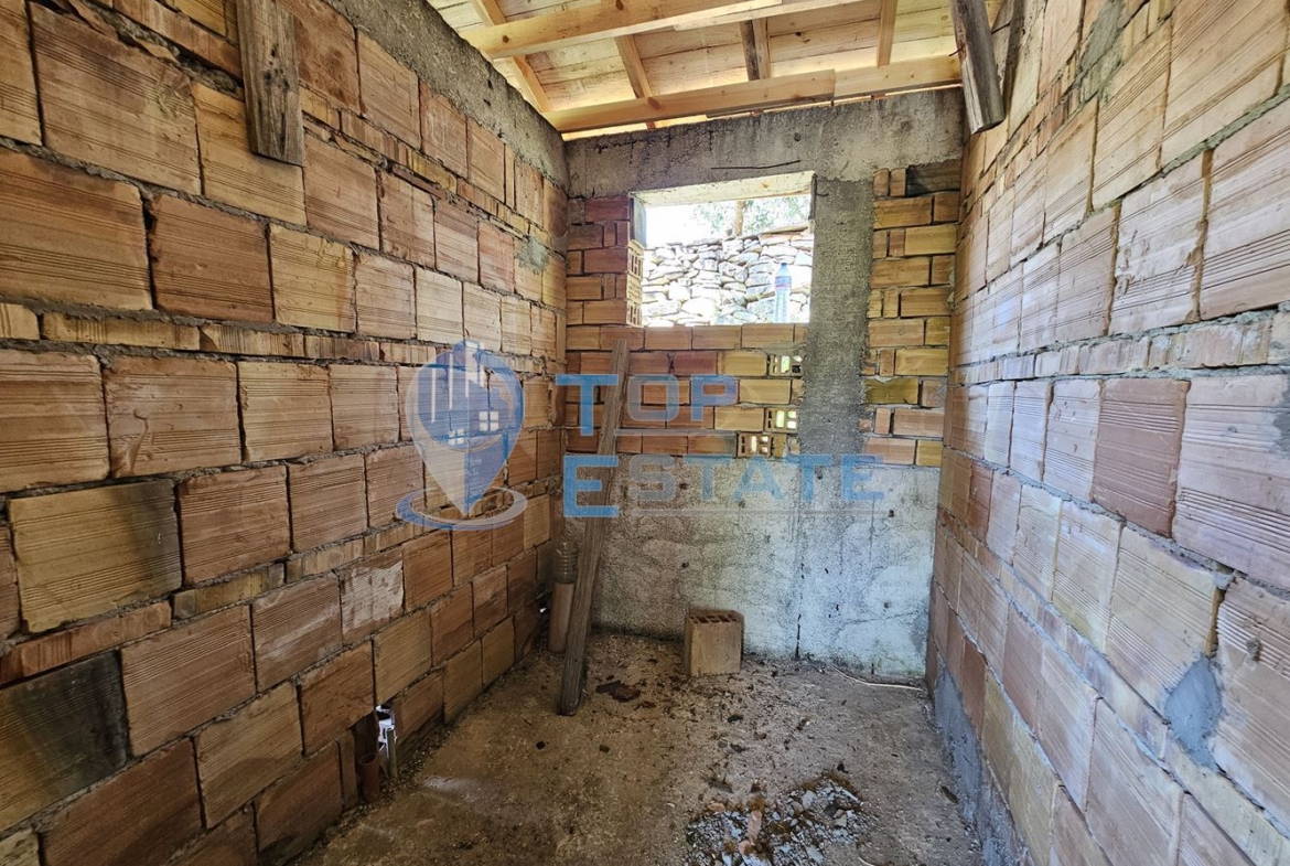 Голям панорамен парцел с къща на груб строеж със завършен покрив в село Славейково, област Габрово - 0