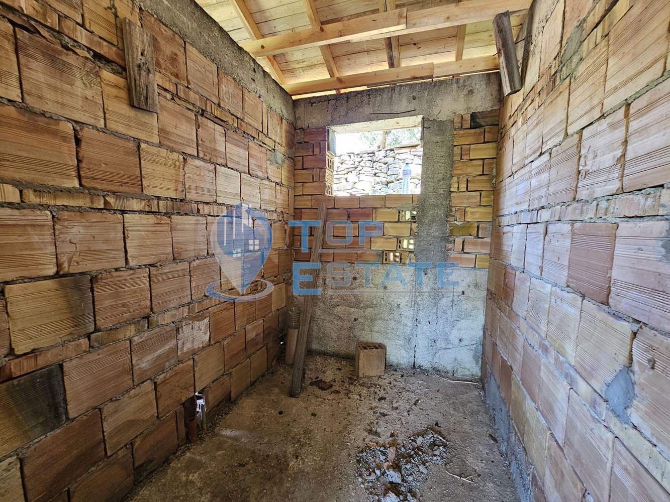 Голям панорамен парцел с къща на груб строеж със завършен покрив в село Славейково, област Габрово-0 Голям панорамен парцел с къща на груб строеж със завършен покрив в село Славейково, област Габрово - 0