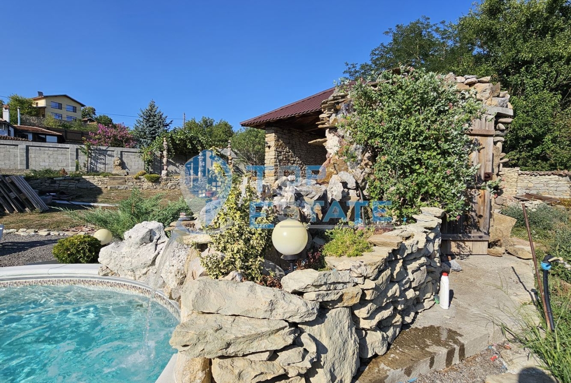 Двуетажна къща на груб строеж с втора къща и басейн с панорама в село Леденик - 0