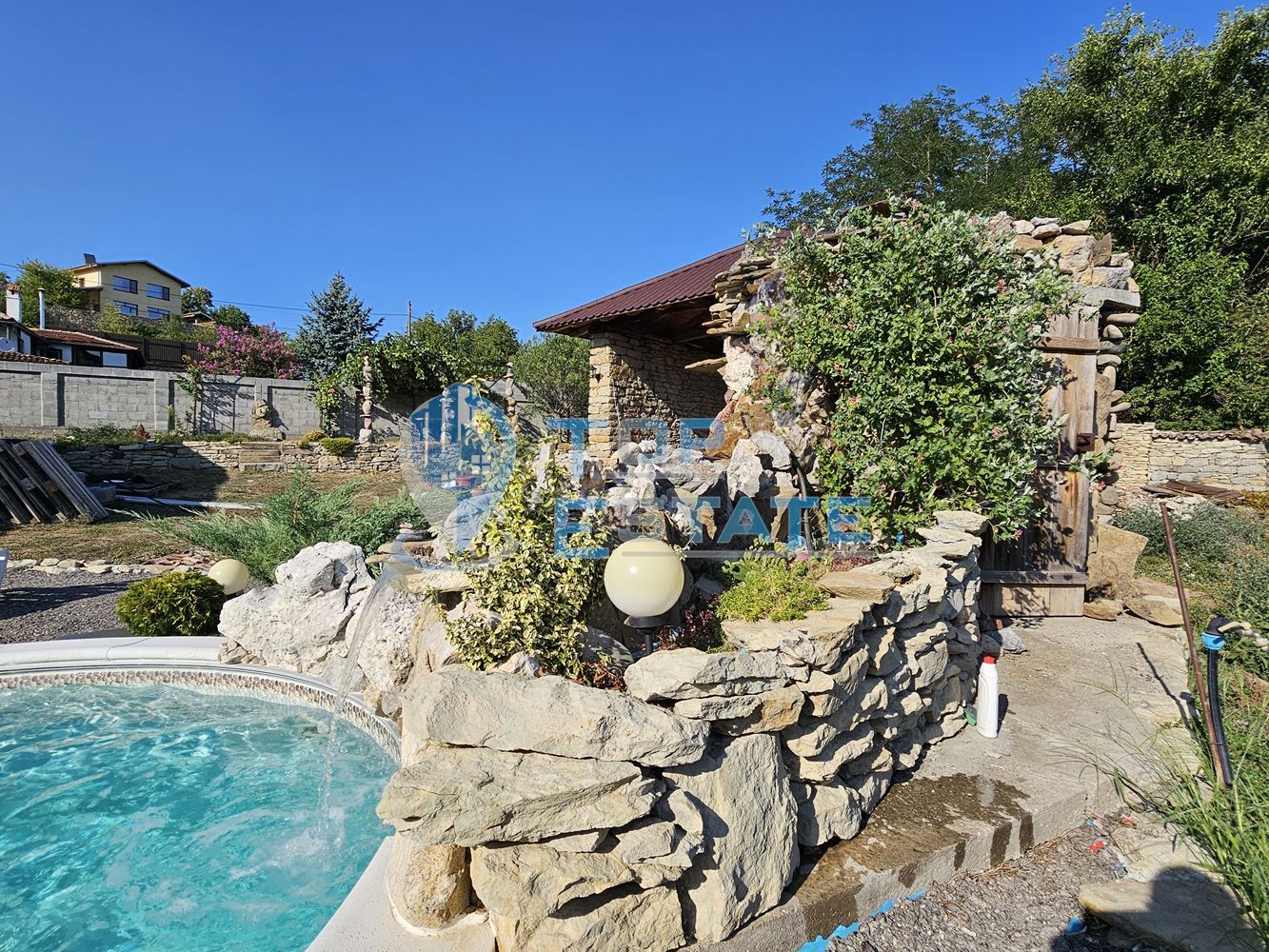 Двуетажна къща на груб строеж с втора къща и басейн с панорама в село Леденик - 0