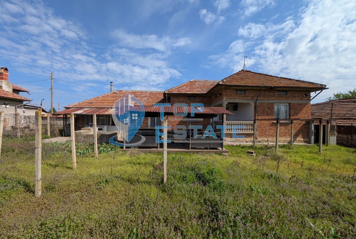 Едноетажна тухлена къща с гараж в село Павел - 0