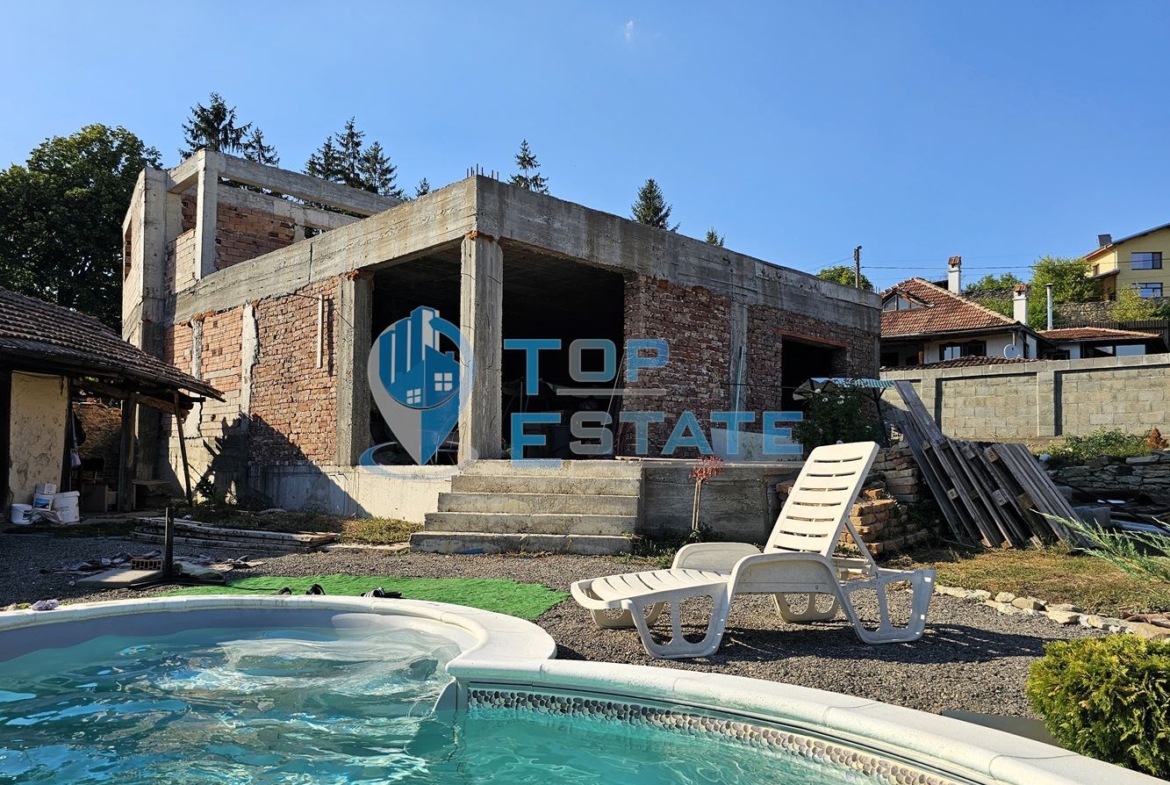Двуетажна къща на груб строеж с втора къща и басейн с панорама в село Леденик - 0