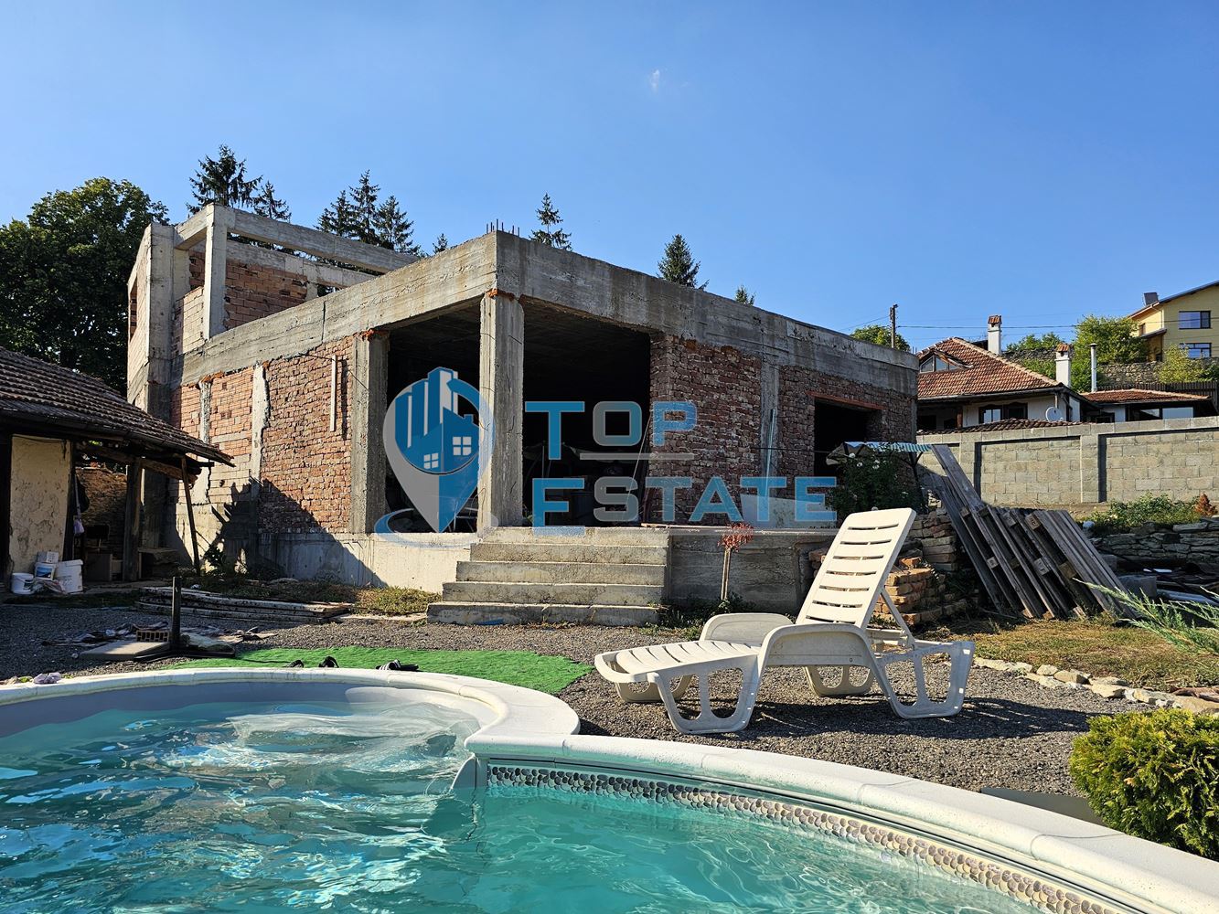 Двуетажна къща на груб строеж с втора къща и басейн с панорама в село Леденик - 0