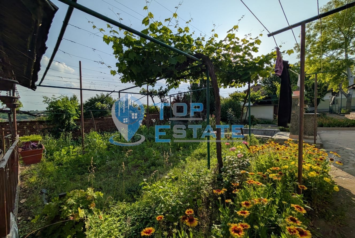 Едноетажна къща с множество стопански постройки и голям двор в село Хаджидимитрово - 0