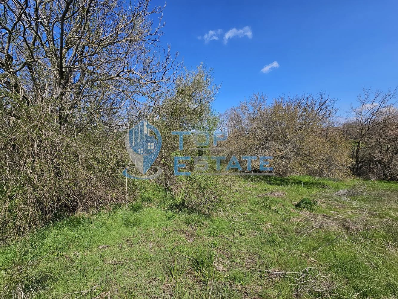 Голям парцел в регулация в южната част на село Хотница - 0