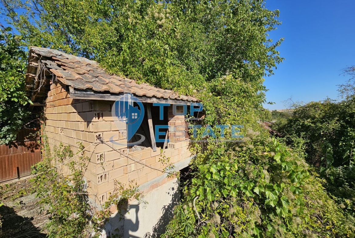 Тухлена къща с вътрешна тоалетна, гараж и голям двор в село Българско сливово, област В. Търново - 0