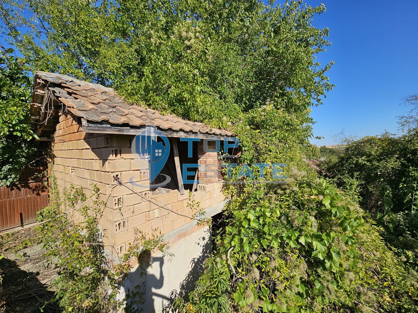 Тухлена къща с вътрешна тоалетна, гараж и голям двор в село Българско сливово, област В. Търново - 0