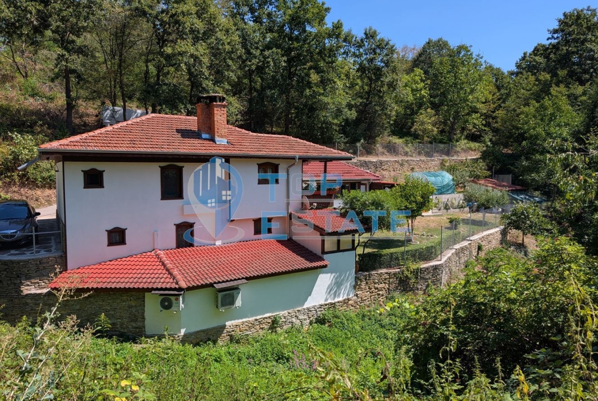 Реновирана двуетажна къща в Тревненския балкан - 0