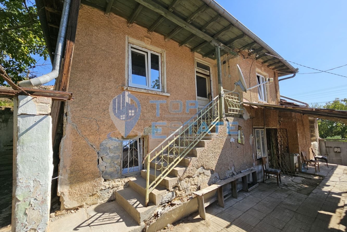 Реновирана къща с голям двор и гараж в село Самоводене - 0