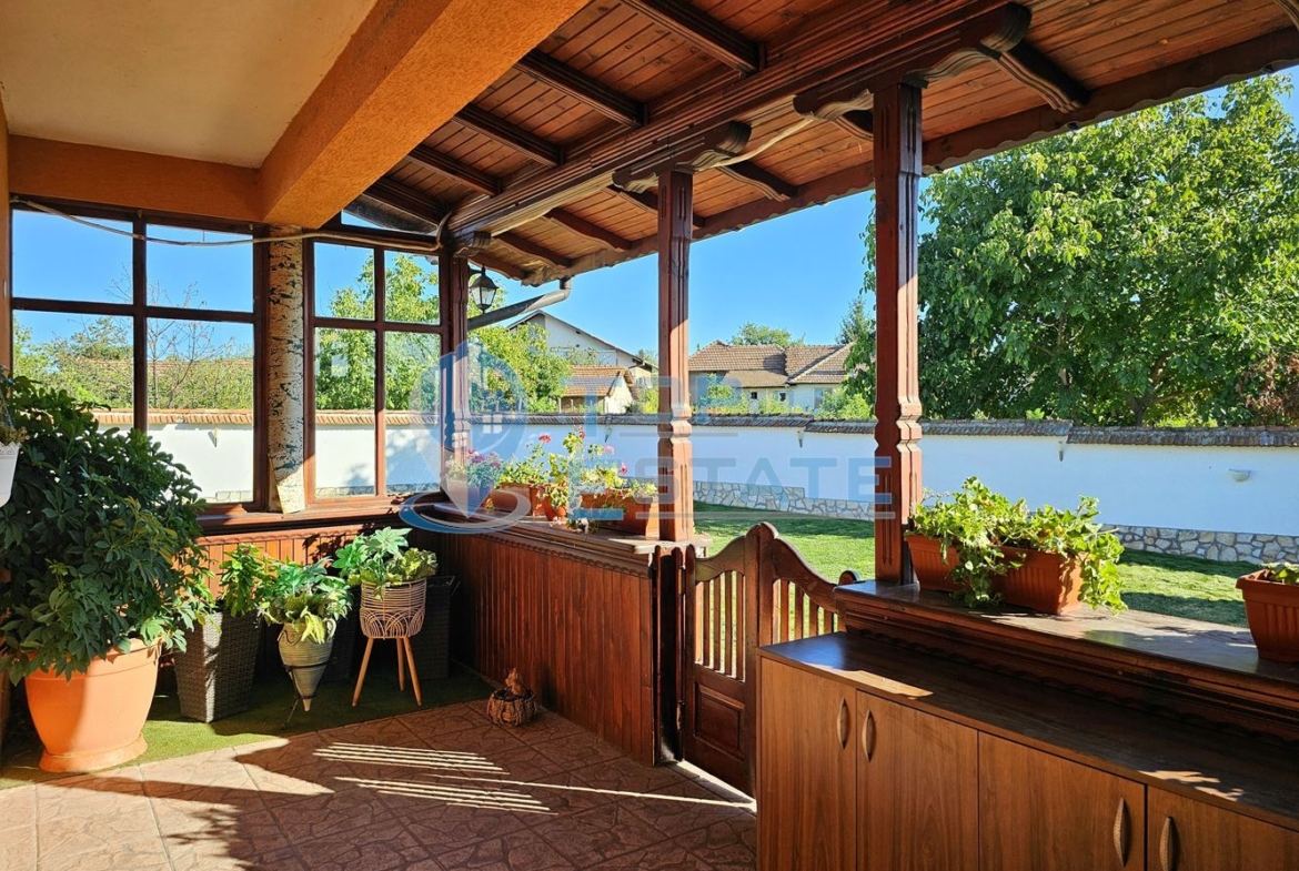 Обзаведена къща с три спални, барбекю, двор и гараж в село Поликраище, област Велико Търново - 0