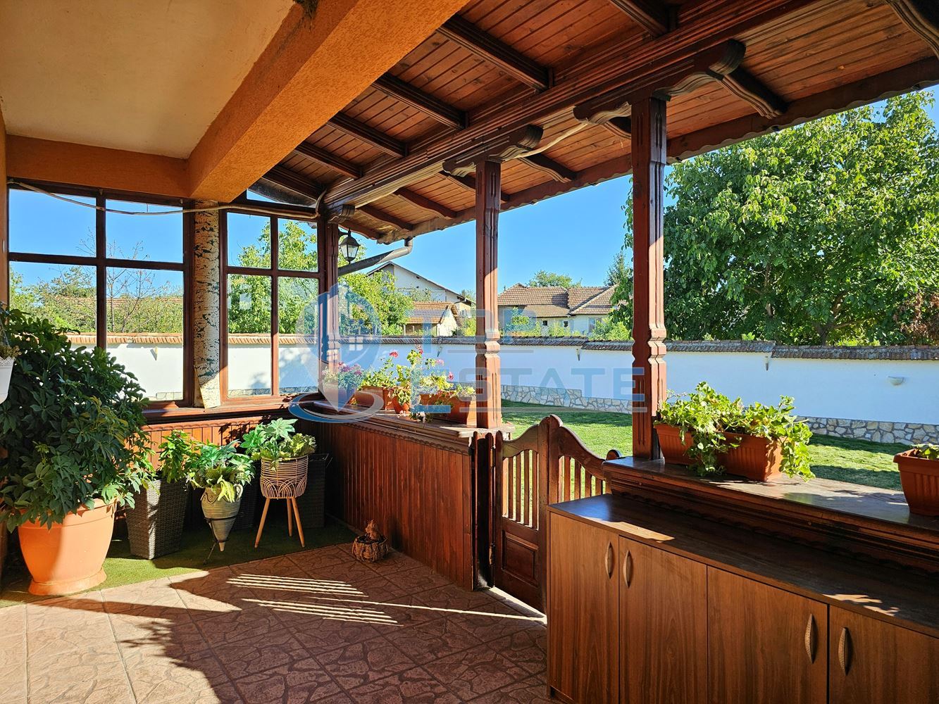 Обзаведена къща с три спални, барбекю, двор и гараж в село Поликраище, област Велико Търново-0 Обзаведена къща с три спални, барбекю, двор и гараж в село Поликраище, област Велико Търново - 0