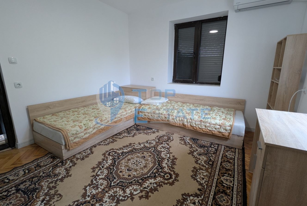 Двуетажна реновирана тухлена къща на центъра на село Поликраище, област Велико Търново - 0