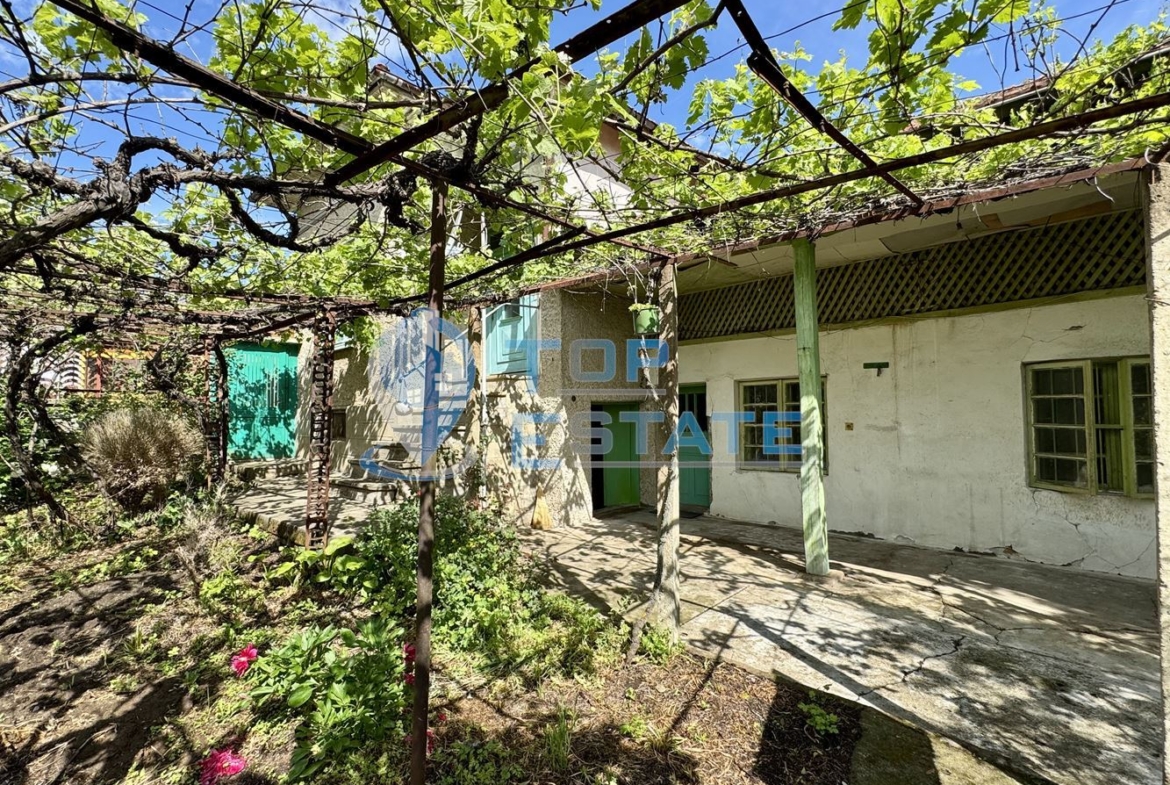 Тухлена къща с допълнителни постройки в село Миндя, област Велико Търново - 0