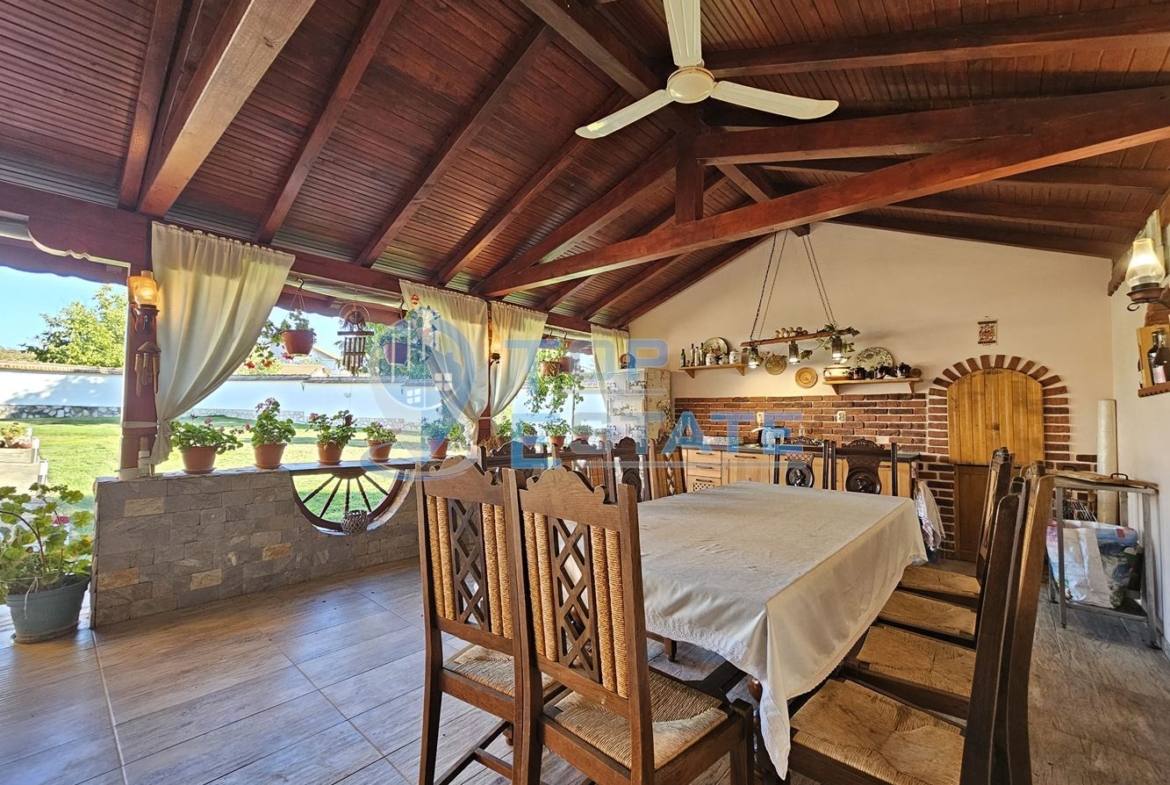 Обзаведена къща с три спални, барбекю, двор и гараж в село Поликраище, област Велико Търново - 0