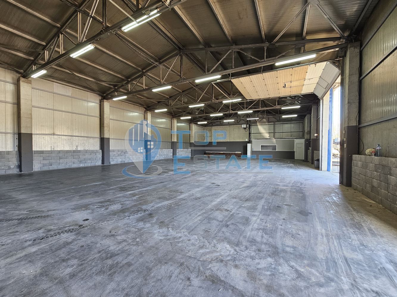 Просторен склад под наем на главен път София – Варна-0 Просторен склад под наем на главен път София - Варна - 0