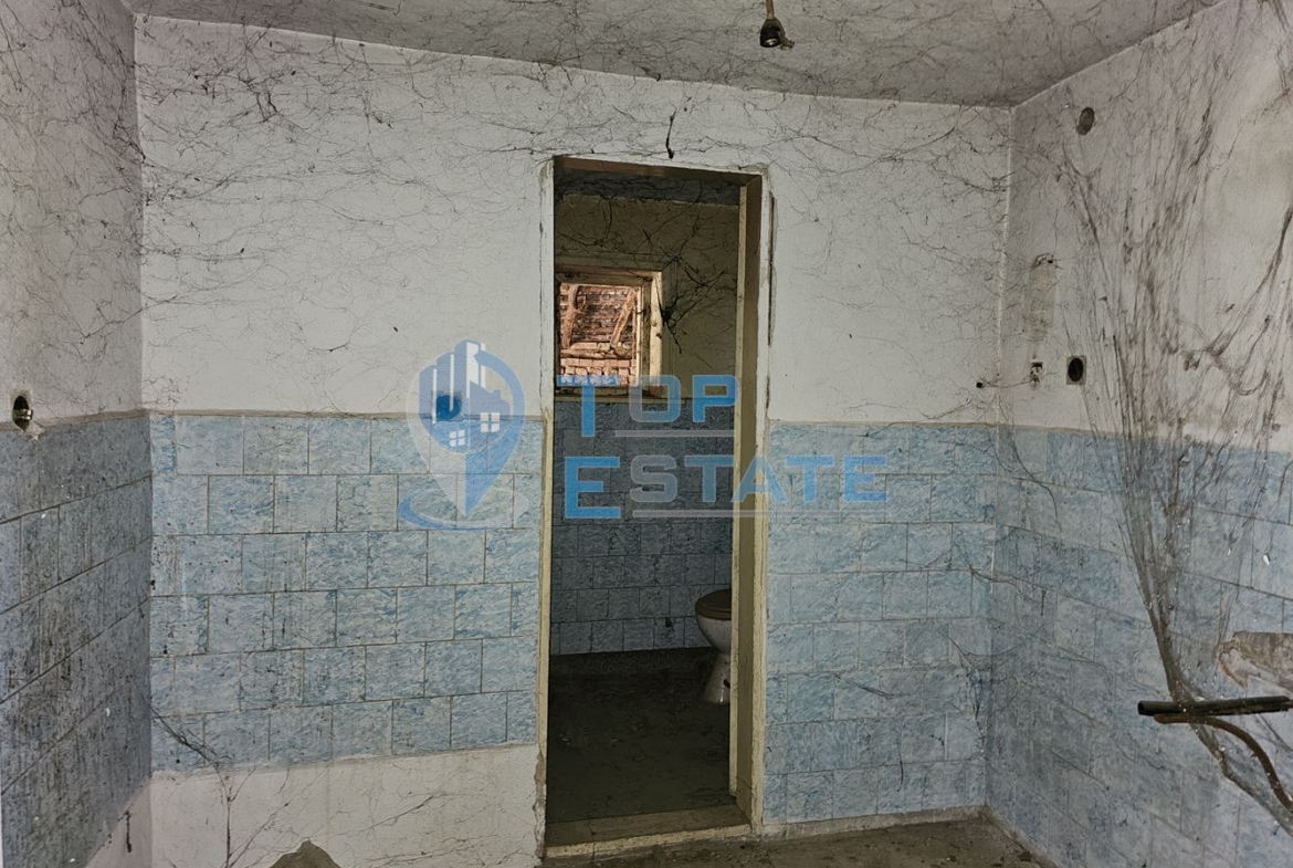 Масивна тухлена двуетажна къща с голям двор в село Драгомирово, община Свищов - 0