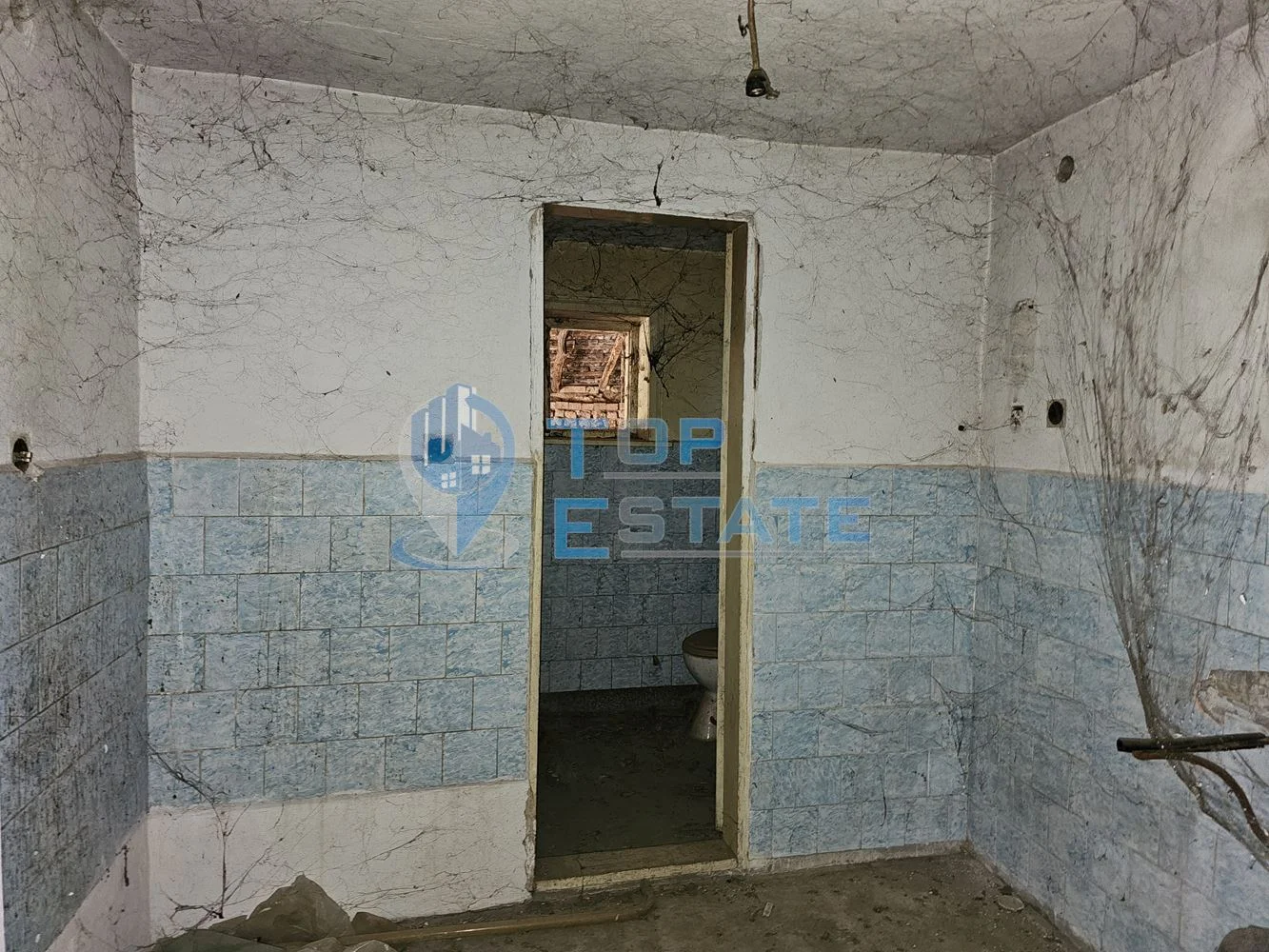 Масивна тухлена двуетажна къща с голям двор в село Драгомирово, община Свищов - 0