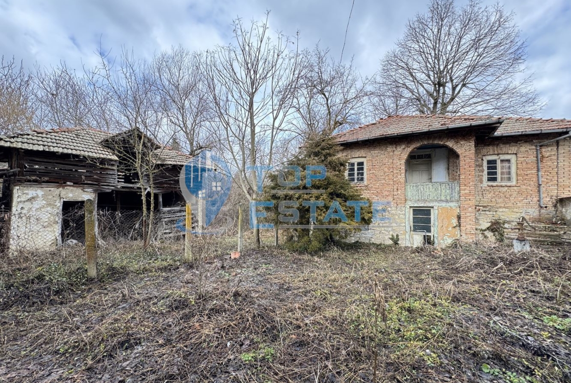 Двуетажна къща с кладенец и стопанска постройка в село Николаево, област Велико Търново - 0