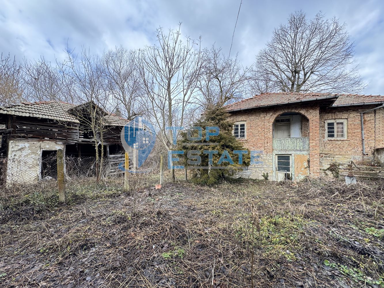 Двуетажна къща с кладенец и стопанска постройка в село Николаево, област Велико Търново - 0