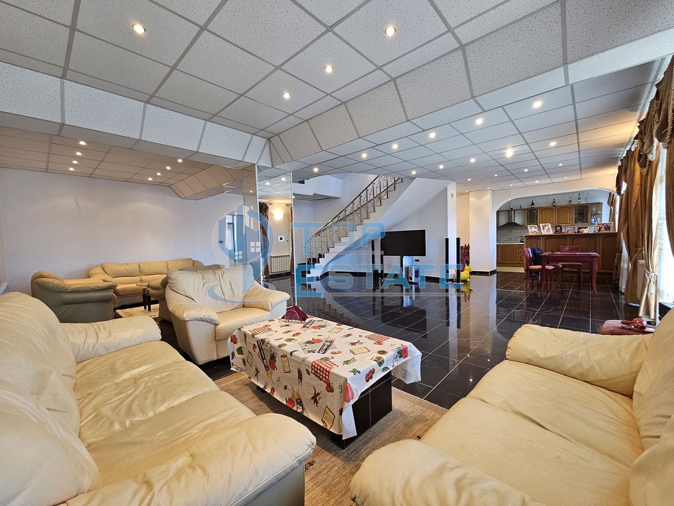 Новопостроена обзаведена къща с втора къща, голям двор и гаражи гр. Лясковец-0 Новопостроена обзаведена къща с втора къща, голям двор и гаражи гр. Лясковец - 0