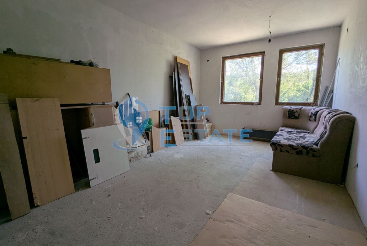 Двустаен апартамент в тухлена сграда в близост до гарата в град Стражица, област Велико Търново - 0