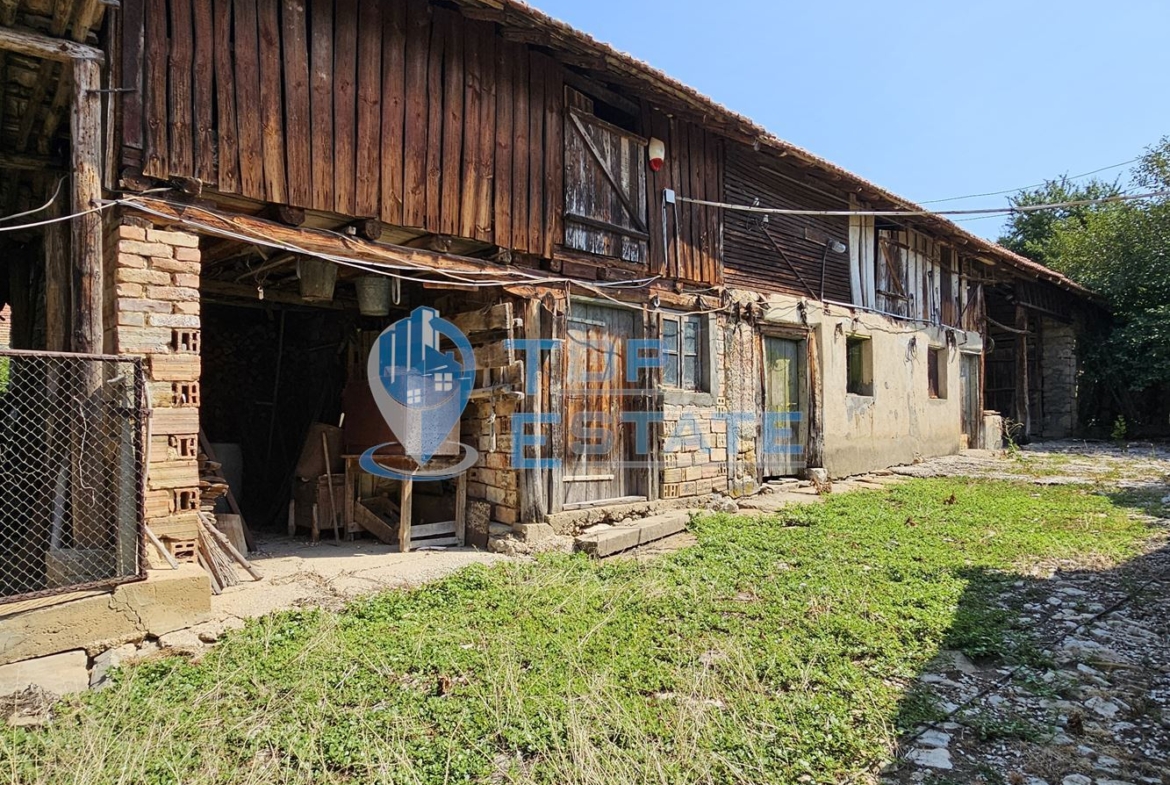 Двуетажна тухлена къща с гараж и голям двор в село Добромирка - 0