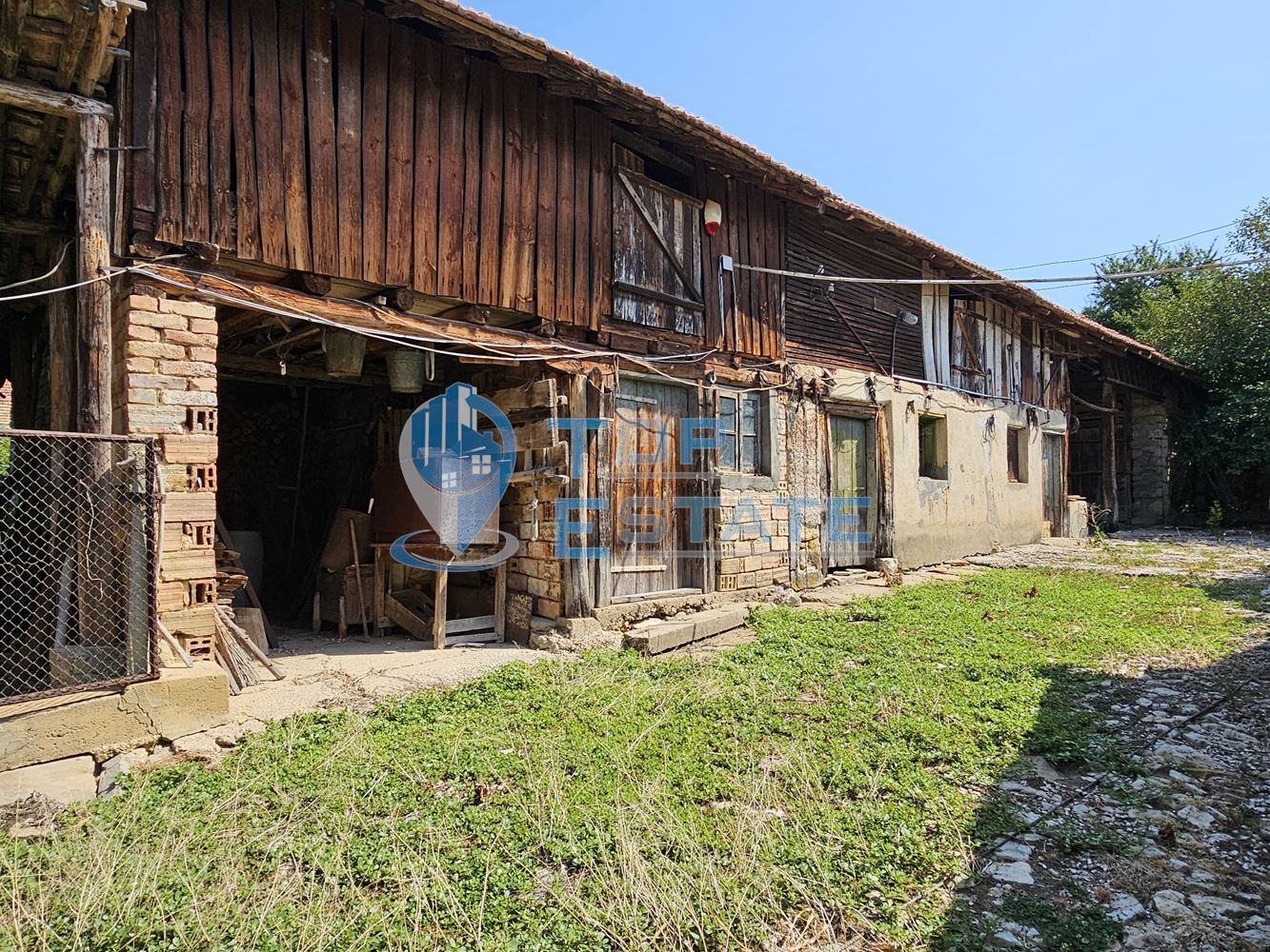 Двуетажна тухлена къща с гараж и голям двор в село Добромирка - 0