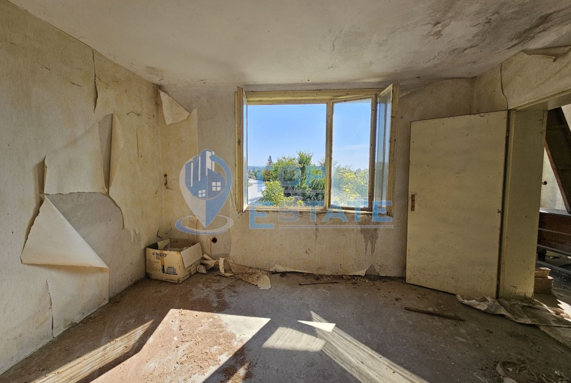 Масивна тухлена двуетажна къща с голям двор в село Драгомирово, община Свищов - 0