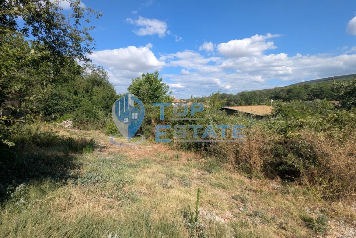 Парцел в регулация в покрайнините на град Горна Оряховица, обалст Велико Търново - 0