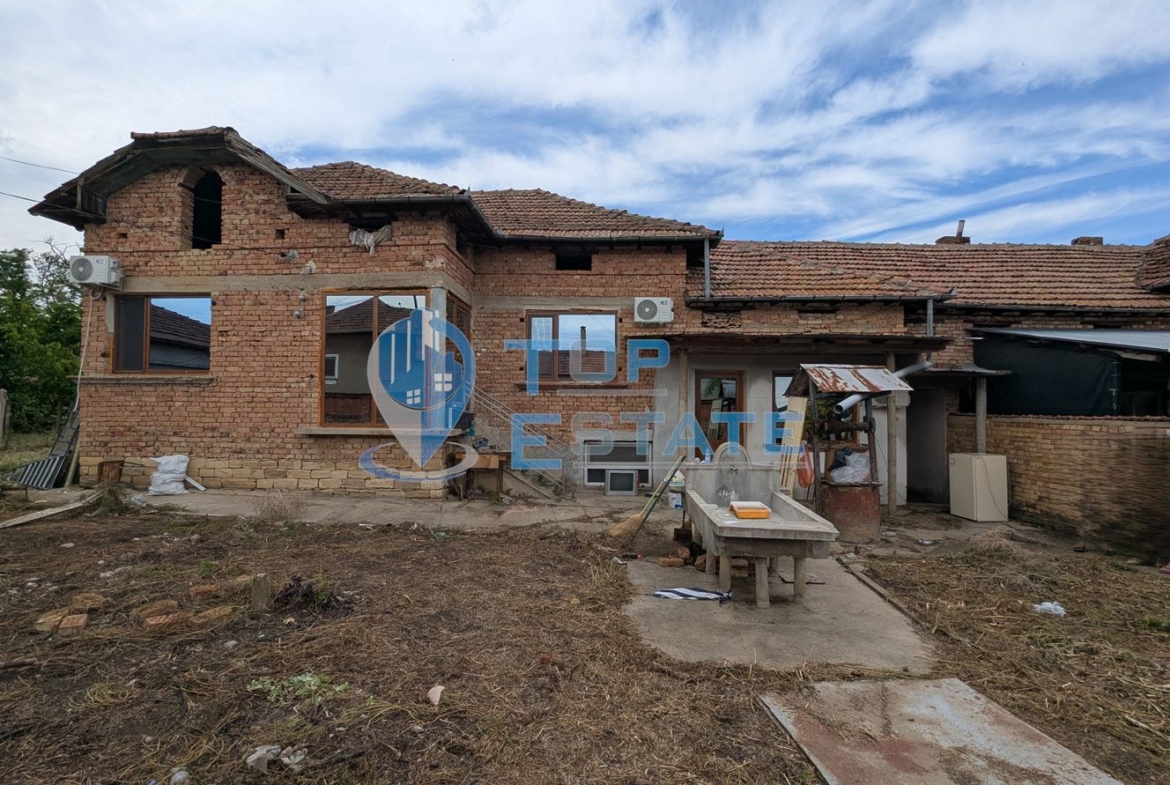 Тухлена къща с голям двор и кладенец в село Караисен, община Павликени, област Велико Търново - 0