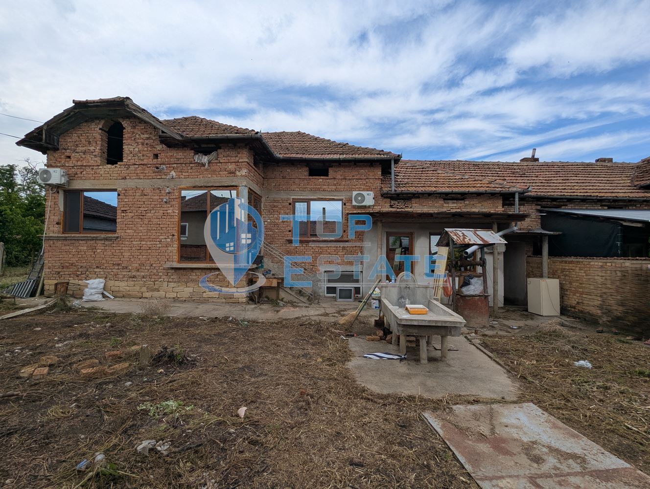 Тухлена къща с голям двор и кладенец в село Караисен, община Павликени, област Велико Търново - 0