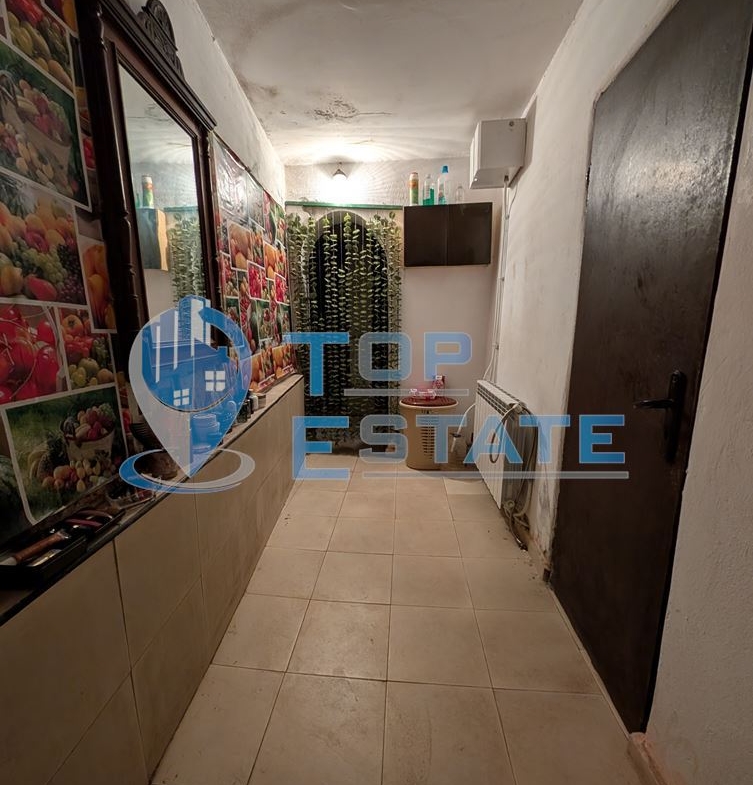 Двуетажна автентична къща с голям двор в село Лесичарка - 0