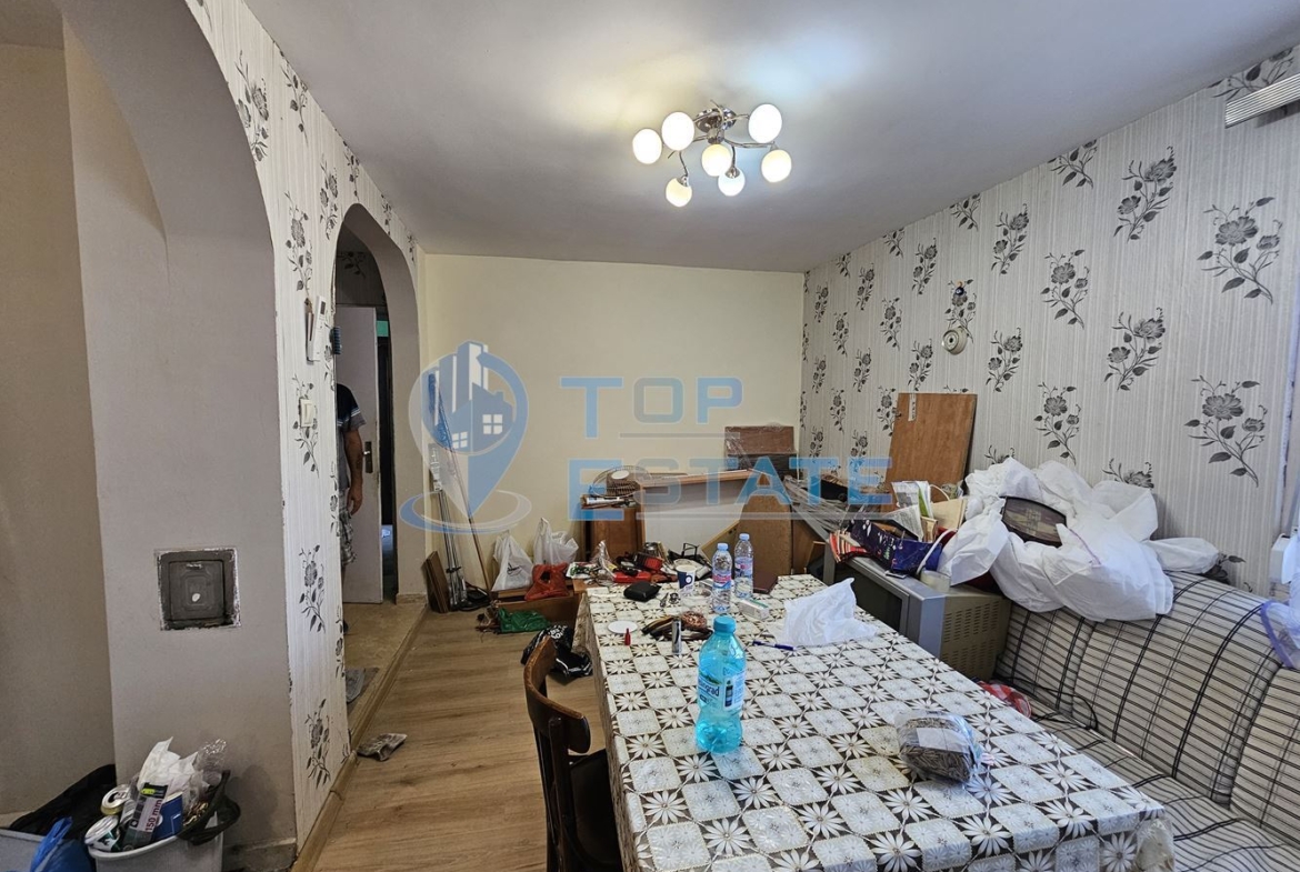 Триетажна масивна къща с двор, гараж и панорама в централната част на гр. Свищов - 0