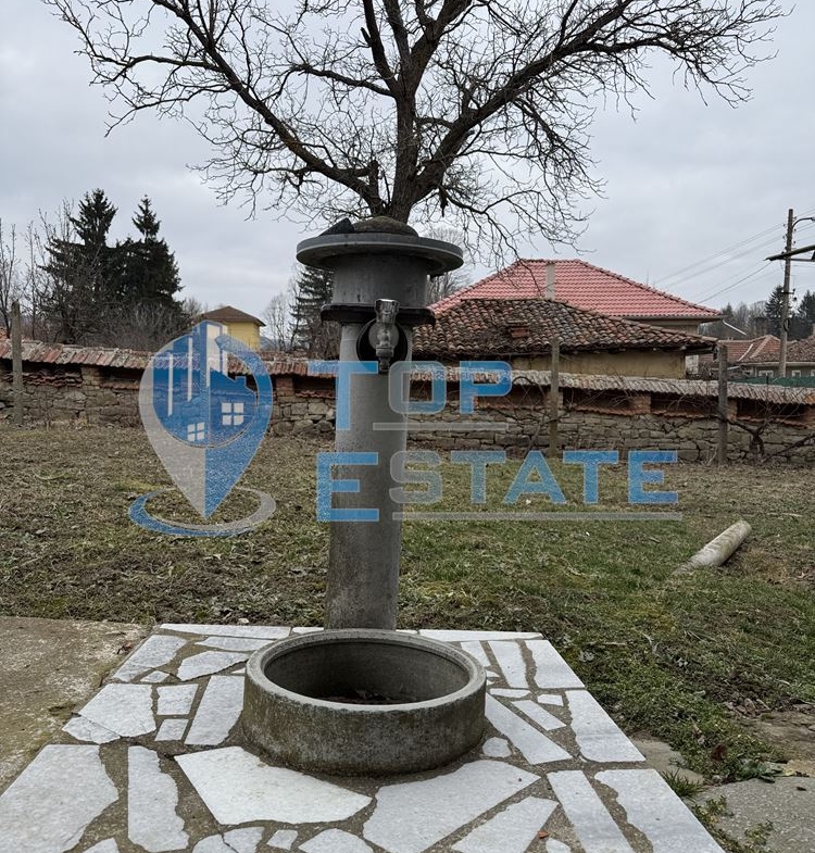 Двуетажна тухлена къща с гараж в с. Константин, област Велико Търново - 0