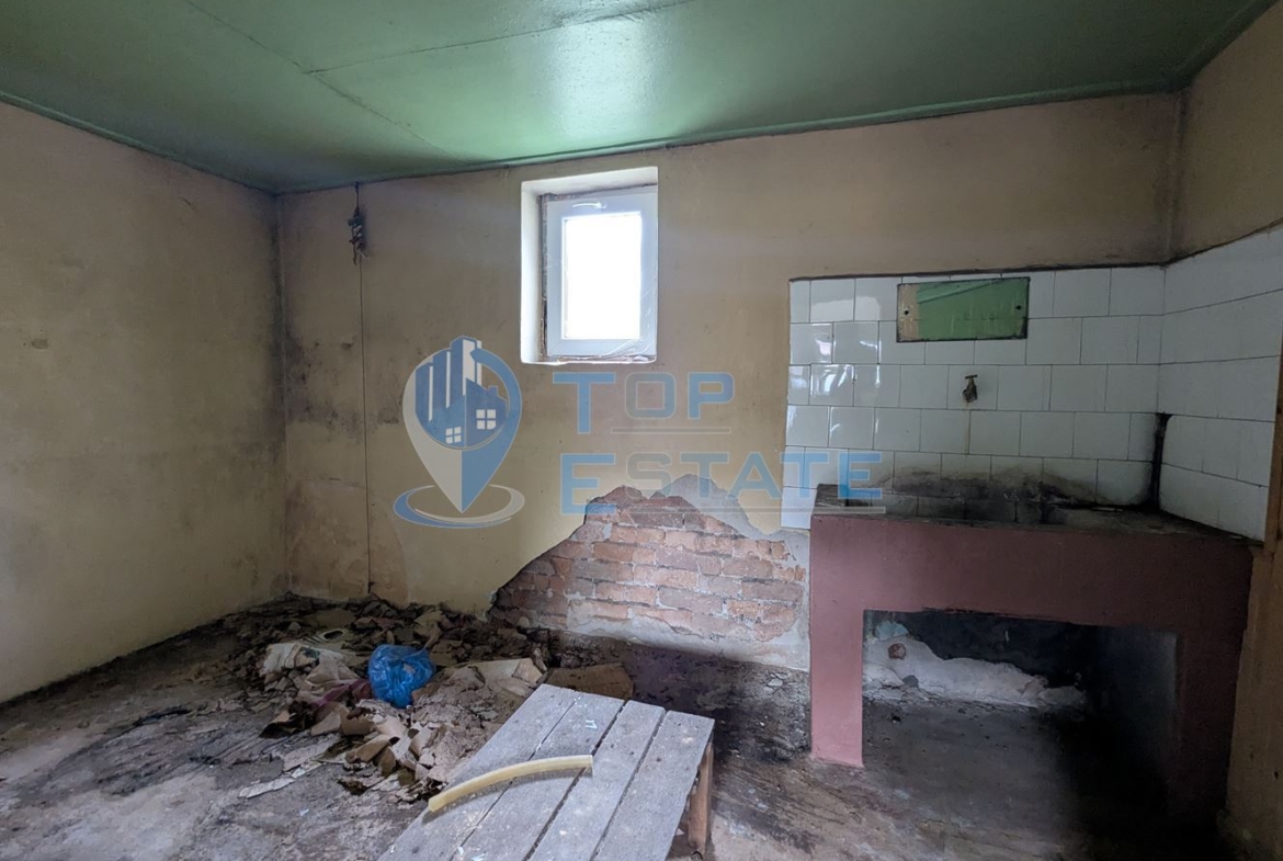 Тухлена къща с голям двор и кладенец в село Караисен, община Павликени, област Велико Търново - 0