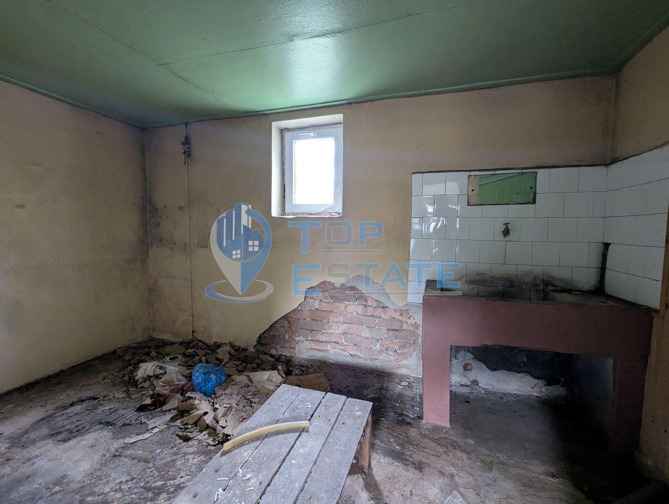 Тухлена къща с голям двор и кладенец в село Караисен, община Павликени, област Велико Търново - 0