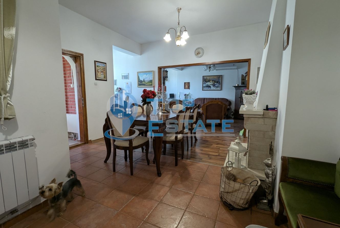 Масивна триетажна къща със сауна и басейн в близост до центъра на град Горна Оряховица, област Велико Търново - 0