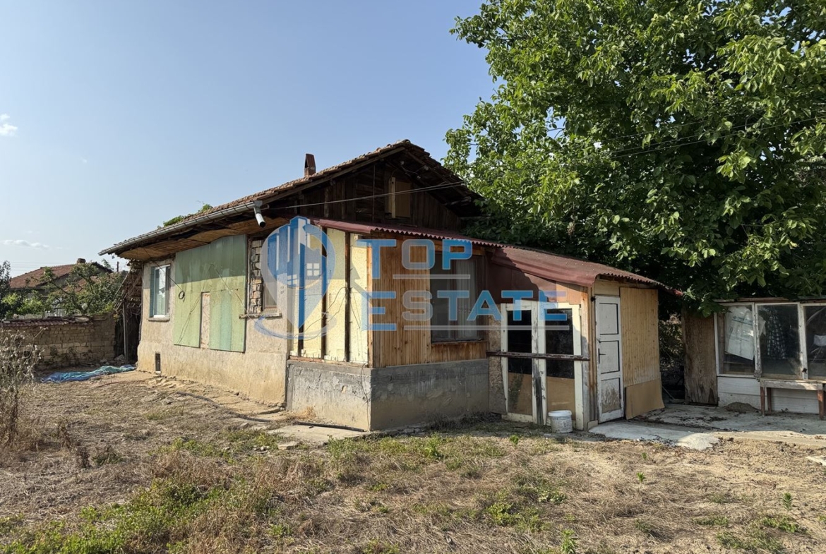 Тухлена къща с кладенец и стопански постройки в село Драганово, област Велико Търново - 0