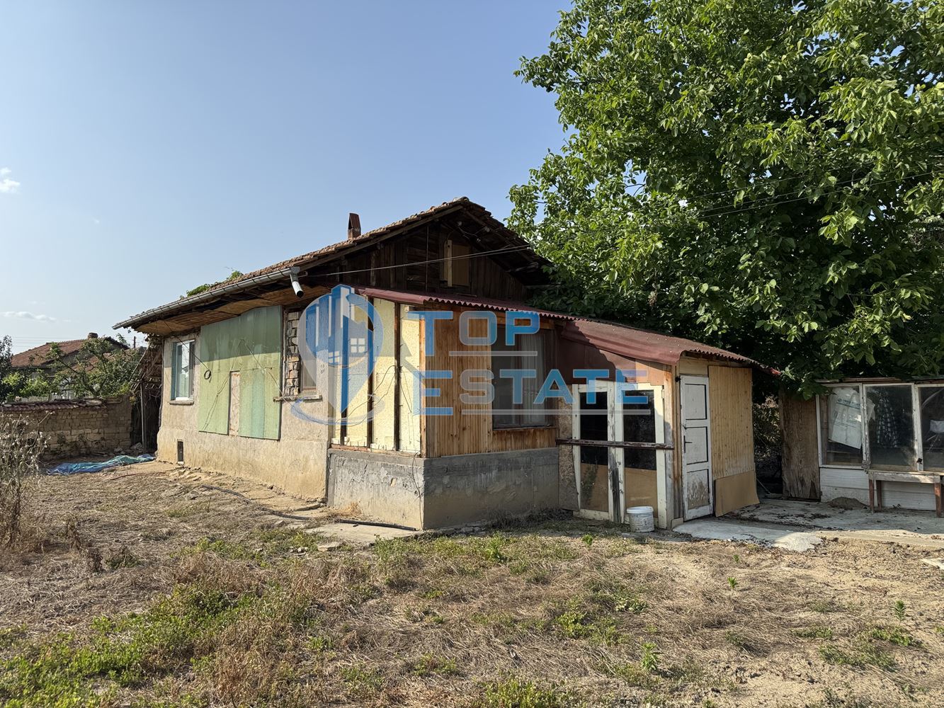 Тухлена къща с кладенец и стопански постройки в село Драганово, област Велико Търново - 0