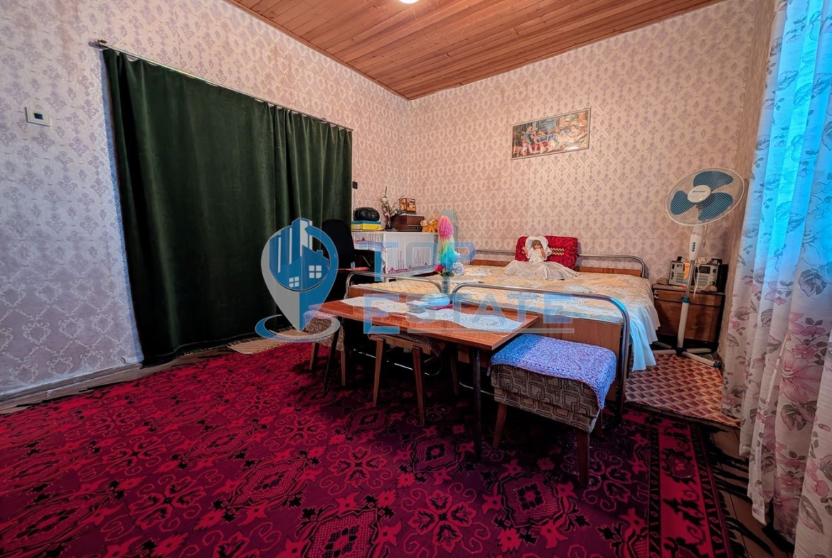 Едноетажна къща с множество стопански постройки и голям двор в село Хаджидимитрово - 0